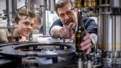 Studierende an den Zapfanlagen des GTZ