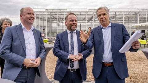 Impressionen aus der Hochschule Geisenheim: Einweihung des Getränketechnologischen Zentrums und Richtfest fürs Forschungszentrum für nachhaltigen und klimaangepassten Weinbau Minister Gremmels im Gespräch
