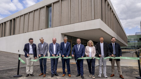 Das Band wird durchgeschnitten