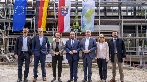 Impressionen aus der Hochschule Geisenheim: Einweihung des Getränketechnologischen Zentrums und Richtfest fürs Forschungszentrum für nachhaltigen und klimaangepassten Weinbau Minister Gremmels und weitere stehen vor dem VITA-Gebäude