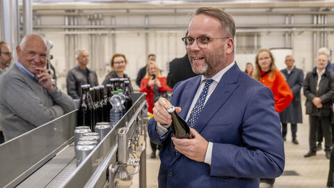 Impressionen aus der Hochschule Geisenheim: Einweihung des Getränketechnologischen Zentrums und Richtfest fürs Forschungszentrum für nachhaltigen und klimaangepassten Weinbau Minister Gremmels im Gespräch.