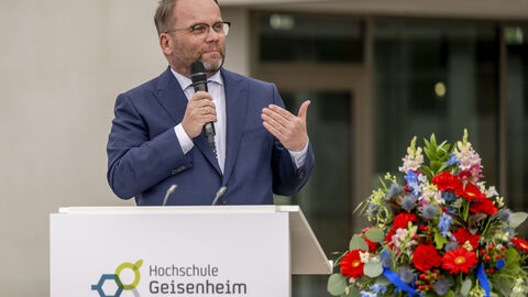 Impressionen aus der Hochschule Geisenheim: Einweihung des Getränketechnologischen Zentrums und Richtfest fürs Forschungszentrum für nachhaltigen und klimaangepassten Weinbau Minister Gremmels am Rednerpult