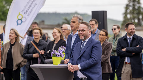 Impressionen aus der Hochschule Geisenheim: Einweihung des Getränketechnologischen Zentrums und Richtfest fürs Forschungszentrum für nachhaltigen und klimaangepassten Weinbau Minister Gremmels am Rednerpult