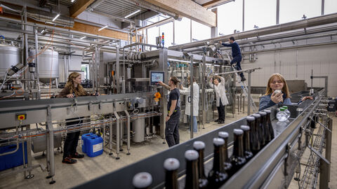 Impressionen aus der Hochschule Geisenheim: Einweihung des Getränketechnologischen Zentrums und Richtfest fürs Forschungszentrum für nachhaltigen und klimaangepassten Weinbau Studierende an den Zapfanlagen des GTZ