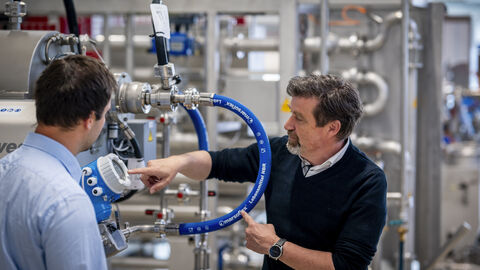 Impressionen aus der Hochschule Geisenheim: Einweihung des Getränketechnologischen Zentrums und Richtfest fürs Forschungszentrum für nachhaltigen und klimaangepassten Weinbau Ein Professor zeigt, wie man im GTZ arbeitet