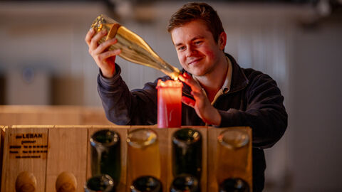 Ein Mann verkorkt eine Flasche