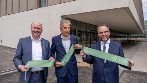 Impressionen aus der Hochschule Geisenheim: Einweihung des Getränketechnologischen Zentrums und Richtfest fürs Forschungszentrum für nachhaltigen und klimaangepassten Weinbau Das Band wird durchgeschnitten
