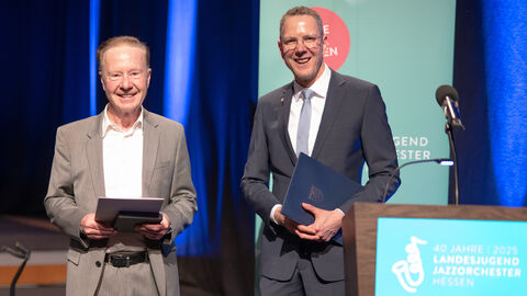 Wolfgang Diefenbach, Gründer des Landesjugendjazzorchesters und Preisträger der Goethe-Plakette (links), und Christoph Degen, Staatssekretär im Hessischen Ministerium für Wissenschaft und Forschung, Kunst und Kultur, stehen nebeneinander.