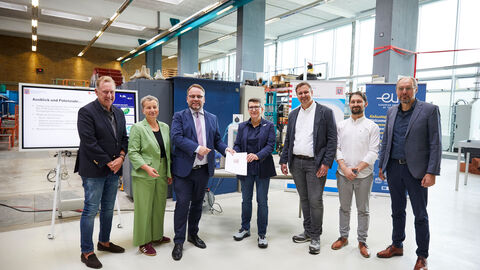 Folke Mühlhölzer, Vorsitzender der Geschäftsführung der Hessen Agentur Prof. Dr.-Ing. Nicole Saenger, Vizepräsidentin für Forschung, Transfer und Nachhaltige Entwicklung der h_da Timon Gremmels, Staatsminister für Wissenschaft und Forschung, Kunst und Kultur Prof. Dr.-Ing. Iris Steinberg, Leiterin des geförderten Forschungsprojekts, Fachbereich Bau- und Umweltingenieurwesen der h_da) Dr.-Ing. Jan Kannengießer (Jager Biotech GmbH, Projektpartner) Daniel Stanojkovski (Jager Biotech GmbH) Prof. Dr. Eduardus Koenders (Institut für Werkstoffe im Bauwesen, TU Darmstadt) Folke Mühlhölzer, Vorsitzender der Geschäftsführung der Hessen Agentur Prof. Dr.-Ing. Nicole Saenger, Vizepräsidentin für Forschung, Transfer und Nachhaltige Entwicklung der h_da Timon Gremmels, Staatsminister für Wissenschaft und Forschung, Kunst und Kultur Prof. Dr.-Ing. Iris Steinberg, Leiterin des geförderten Forschungsprojekts, Fachbereich Bau- und Umweltingenieurwesen der h_da) Dr.-Ing. Jan Kannengießer (Jager Biotech GmbH, Projektpartner) Daniel Stanojkovski (Jager Biotech GmbH) Prof. Dr. Eduardus Ko