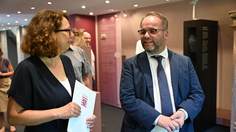 Kunst- und Kulturminister Timon Gremmels im Gespräch mit Museumsleiterin Corinna Molitor. Kunst- und Kulturminister Timon Gremmels im Gespräch mit Museumsleiterin Corinna Molitor.