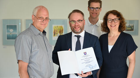 Roger Heil (1. Vorsitzender des Geschichts- und Heimatvereins e.V. Dreieichenhain), Timon Gremmels (Hessischer Minister für Wissenschaft und Forschung, Kunst und Kultur), Hartmut Honka (MdL), Corinna Molitor (Museumsleiterin).