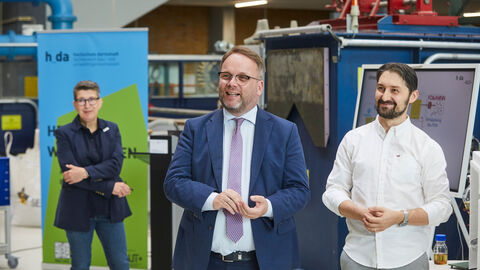 Wissenschaftsminister Timon Gremmels überreichte am 24. Juni offiziell den Zuwendungsvertrag an das Projektkonsortium unter Leitung der Hochschule Darmstadt.  Minister Gremmels bei BioRaff4BioPCM