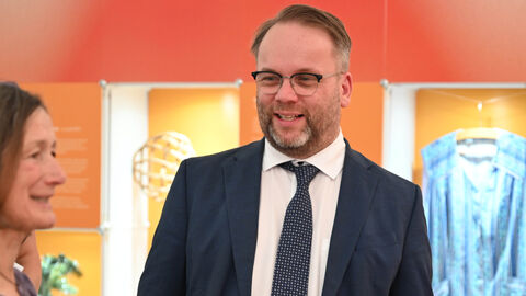 Kunst- und Kulturminister Timon Gremmels im Gespräch mit einer Mitarbeiterin. Kunst- und Kulturminister Timon Gremmels im Gespräch mit einer Mitarbeiterin.