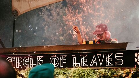 Die Kultursommer bringen Kunst und Kultur in den ländlichen Raum. Ein Mädchen bläst Seifenblasen.