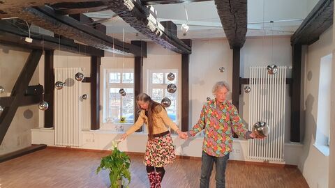 Zwei Schauspieler bei einer Perfomance.