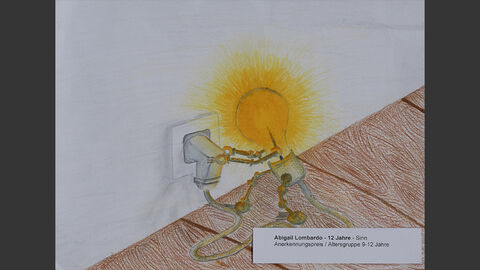 Eine kleine Glühbirne mit Beinen stöpselt sich selbst in die Steckdose ein