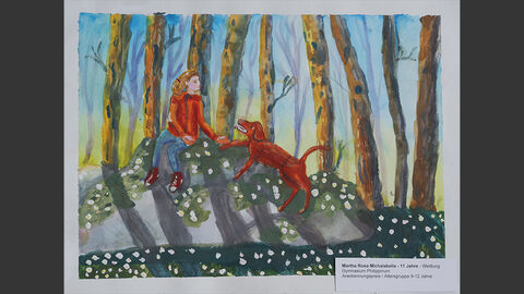 Ein Mädchen sitzt mit ihrem Hund im Wald