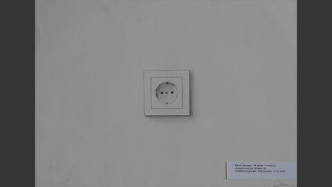 Eine Steckdose in der Wand