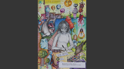 Ein Mädchen sitzt am Tisch und zeichnet