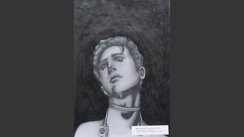 Eine antike Figur mit einer Steckdose um den Hals