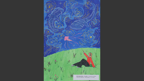 Ein Mädchen sitzt auf einer Wiese und deutet mit einem Zauberstab auf den Himmel