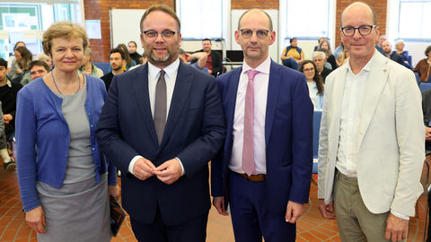 Prof. Dr. Ute Clement (Präsidentin der Universität Kassel), Timon Gremmels (Hessischer Minister für  Wissenschaft und Forschung, Kunst und Kultur), Prof. Dr. Felix Welti (Professor für Sozial- und Gesundheitsrecht, Recht der Rehabilitation und Behinderung an der Universität Kassel) und Dr. Oliver Fromm (Kanzler der Universität Kassel)