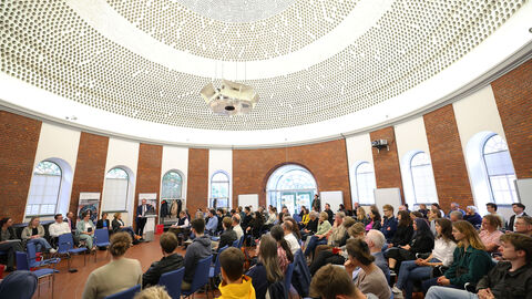 Blick aufs Publikum im Gießhaus an der Uni Kassel.