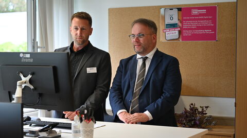 Das Amt für Ausbildungsförderung im Studierendenwerk Gießen hat nun nach Darmstadt und Kassel als dritter Standort in Hessen die Umstellung auf eine digitale Bearbeitung vollzogen. Minister Gremmelt schaut sich am PC eine E-Akte an.
