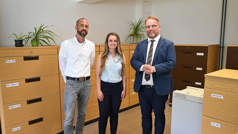 Die Studierenden profitieren von schnelleren Bearbeitungszeiten und einer vereinfachten Kommunikation. Minister Gremmels mit zwei Mitarbeitenden des BAföG-Amtes.