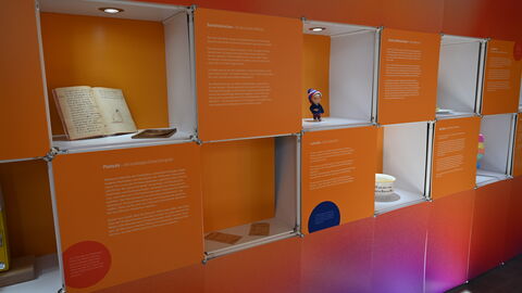 Das Dreieich-Museum wirft auch einen Blick auf die jüngere Geschichte. Blick in die Ausstellung im Dreieich-Museum: Ein buntes Regal mit verschiedenen Exponaten.