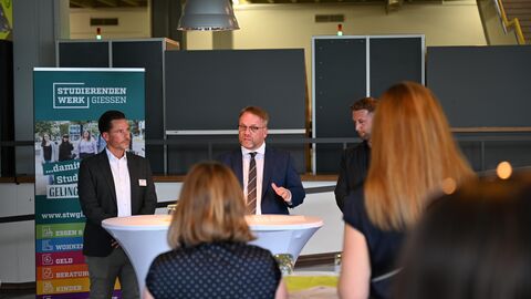 „Hessen ist seit Jahren federführend an der Entwicklung von Systemen beteiligt, die die BAföG-Beantragung einfacher machen – sowohl für die Antragstellenden als auch für die Verwaltung. Mit der eAkte treiben wir die Digitalisierung in diesem Bereich weiter voran“, so Wissenschaftsminister Timon Gremmel. Minister Gremmels hält ein Grußwort.