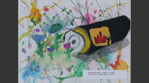 Eine abstrakte Batterie mit Pflanzen drumherum