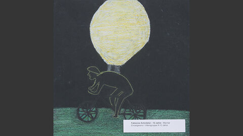 Ein Radfahrer mit einer Glühbirne auf dem Rücken