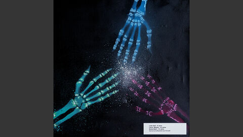 Bunte Röntgenbilder von drei Händen, die sich halten