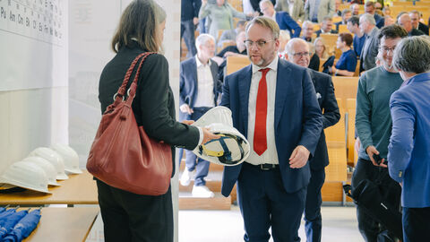 Impressionen von der Grunsteinlegung für das Gießen Center for Electrochemical Materials Research Minister Gremmels bekommt einen Helm.