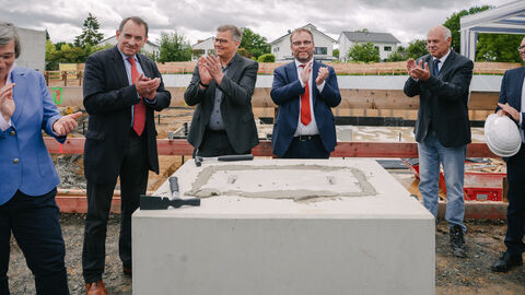 Impressionen von der Grunsteinlegung für das Gießen Center for Electrochemical Materials Research Minister Gremmels klatscht.