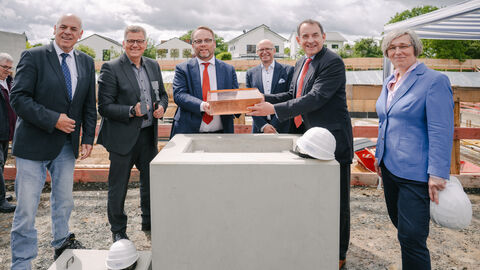 Hessens Wissenschaftsminister Timon Gremmels (3.v.l.), Hessens Finanzminister Prof. Dr. R. Alexander Lorz (2.v.r.), der Oberbürgermeister der Stadt Gießen Frank-Tilo Becher (2.v.l.), der Direktor des Landesbetriebs Bau und Immobilien Hessen Thomas Platte (l), JLU-Präsidentin Prof. Dr. Katharina Lorenz (r) und Prof. Dr. Jürgen Janek, Professor für Physikalische Chemie und Geschäftsführender Direktor des Zentrums für Materialforschung der JLU (3.v.r.), legten den Grundstein für den bedeutsamen Forschungsneuba