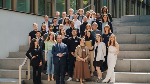 Wissenschaftsminister Timon Gremmels mit den neuen Stipendiatinnen und Stipendiaten der Initiative Hessen Ideen. 