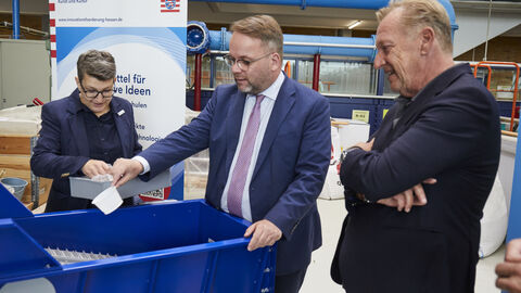 Ziel des Projekts ist es, sogenannte Bio-Phase-Change-Materials (Bio-PCM) aus Abfällen, wie beispielsweise Altspeisefetten, zu gewinnen. Minister Gremmels probiert etwas im Labor aus.