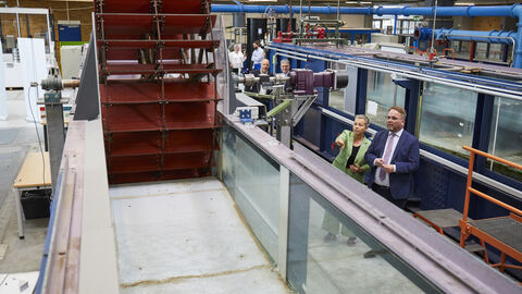 Im Zentrum des Projekts steht die Entwicklung einer automatisierten Raffinationstechnologie zur industriellen Herstellung von Bio-PCM. Minister Gremmels schaut sich das Labor an