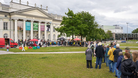 Fridericianum mit Besuchern von außen