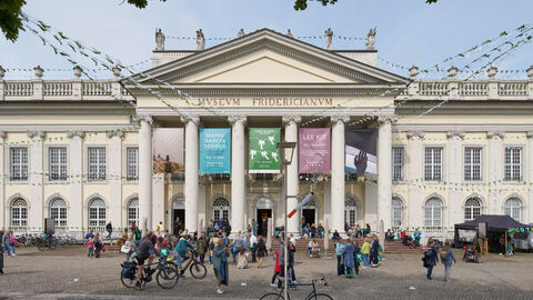 Impressionen vom Festakt zu 70 Jahren documenta in Kassel Fridericianum mit Besuchern von außen
