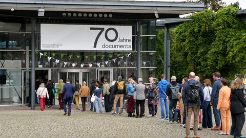 Impressionen vom Festakt zu 70 Jahren documenta in Kassel Fridericianum mit Besuchern von außen