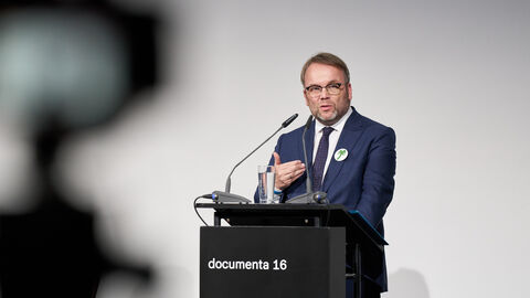 Impressionen vom Festakt zu 70 Jahren documenta Minister Gremmels am Rednerpult