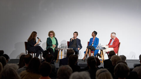 Impressionen vom Festakt zu 70 Jahren documenta in Kassel Podiumsdiskussion beim documenta-Festakt