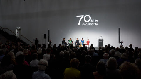 Impressionen vom Festakt zu 70 Jahren documenta in Kassel Podiumsdiskussion beim documenta-Festakt