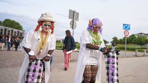 Impressionen vom Festakt zu 70 Jahren documenta in Kassel Zwei Clown-anmutende künstlerische Gestalten im Park