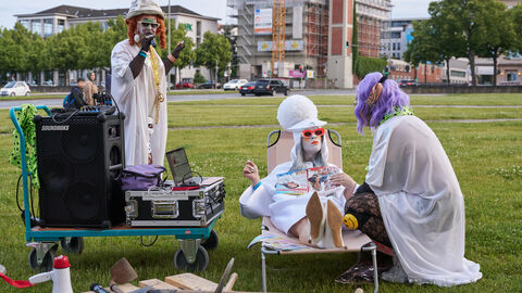 Zwei Clown-anmutende künstlerische Gestalten im Park