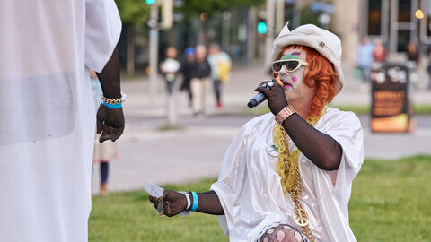 Impressionen vom Festakt zu 70 Jahren documenta in Kassel Zwei Clown-anmutende künstlerische Gestalten im Park