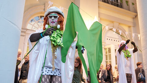 Zwei Clown-anmutende künstlerische Gestalten im Park